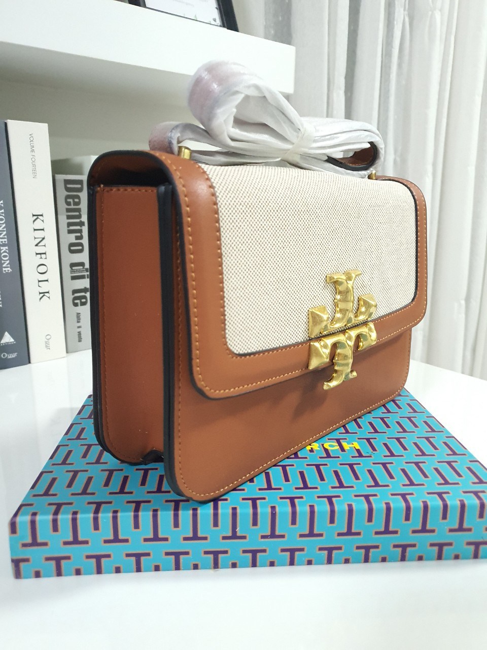 ของแท้ 💯% TORY BURCH ‘ELEANOR’ SHOULDER BAG กระเป๋าสะพายข้าง ไซส์กำลังน่ารัก วัสดุทำจากผ้าCanvas สลับหนังแท้ ฝาพับเปิดปิดด้วยแผ่นแม่เหล็ก มีช่องเล็กแยกอีกหลายช่อง ใส่โทรศัพท์ สมุดบัญชีได้