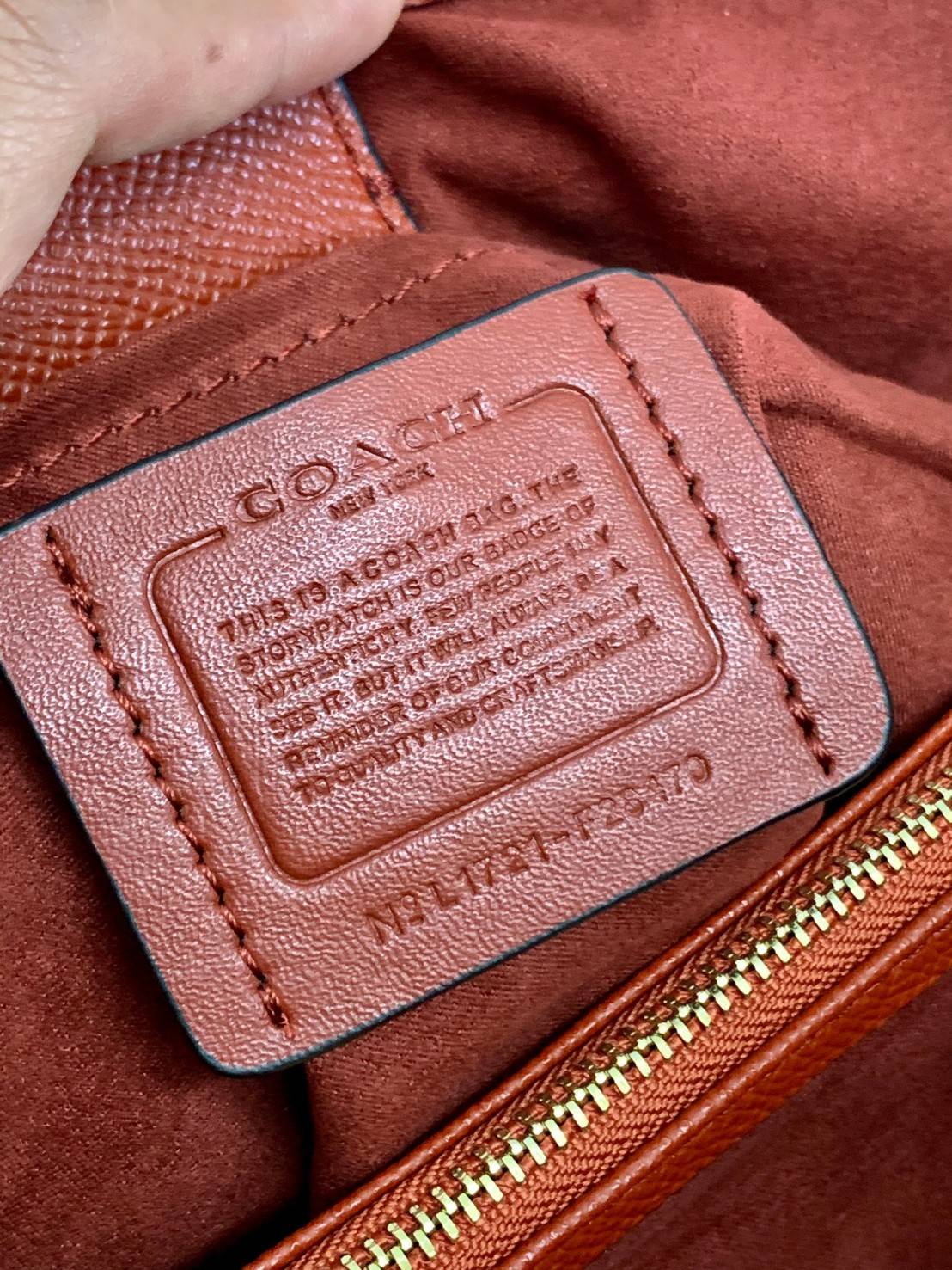 COACH HANDBAG//SHOULDER BAG ((28470)) กระเป๋าหิ้ว//สะพายไหล่ วัสดุหนังแท้ หนังนิ่ม น้ำหนักเบา ใบใหญ่กำลังดีค่ะ ปากกระเป๋าเป็นแบบกระดุมแม่เหล็ก ภายในมี2ช่องใหญ่ ค่อนข้างกว้าง ใส่ของได้ครบเลยทีเดียวค่ะ มีเป็นช่องซิปกลางหนึ่งช่อง และช่องใส่ของจุกจิกได้อีก3ช่