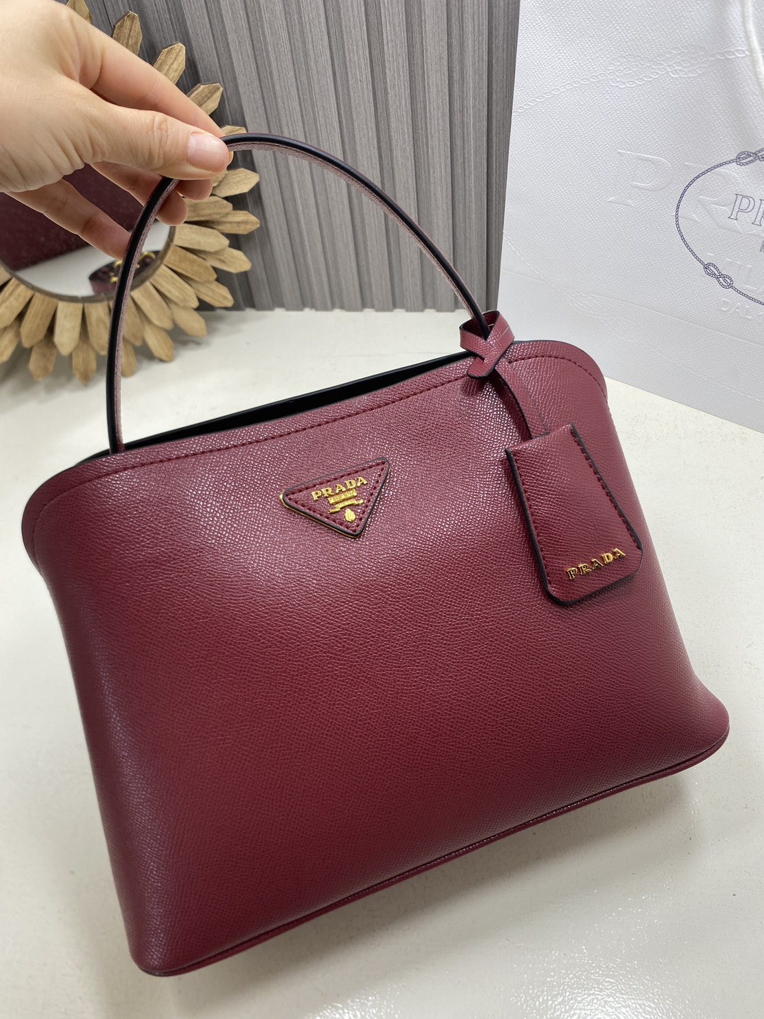ORI หนังแท้ | Prada Matinee Medium Saffiano Leather Bag 28cm กระเป๋าสะพายทรงโฮโบสวยหรู ดีไซน์เรียบหรูตามแบบฉบับแบรนด์ ยังคงความเรียบแต่มากไว้อย่างหรูหราลงตัว ใช้งานได้หลากหลายโอกาส