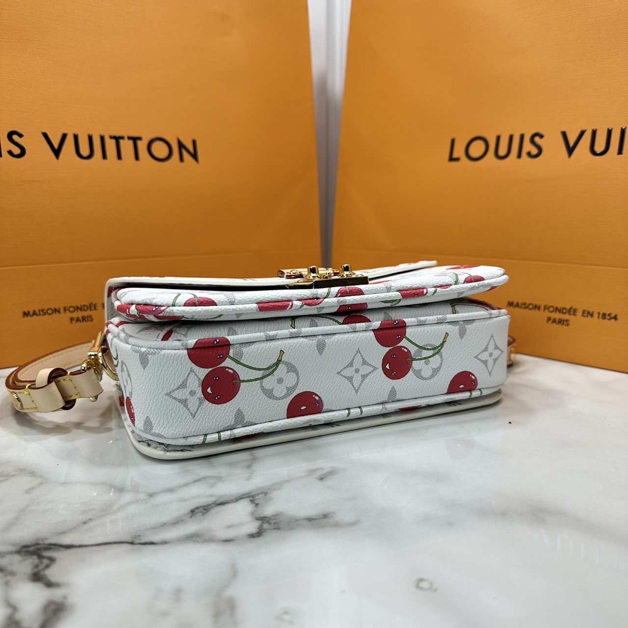 ORI หนังแท้ | LV x TM Pochette Métis East West Monogram cherry canvas กระเป๋าสะพาย ดีไซน์ใหม่โทนสีขาวในเฉดสีฤดูร้อนซึ่งตัดกับลวดลายเชอร์รี่สดใสที่ได้รับแรงบันดาลใจจากศิลปินชาวญี่ปุ่นได้อย่างสง่างาม