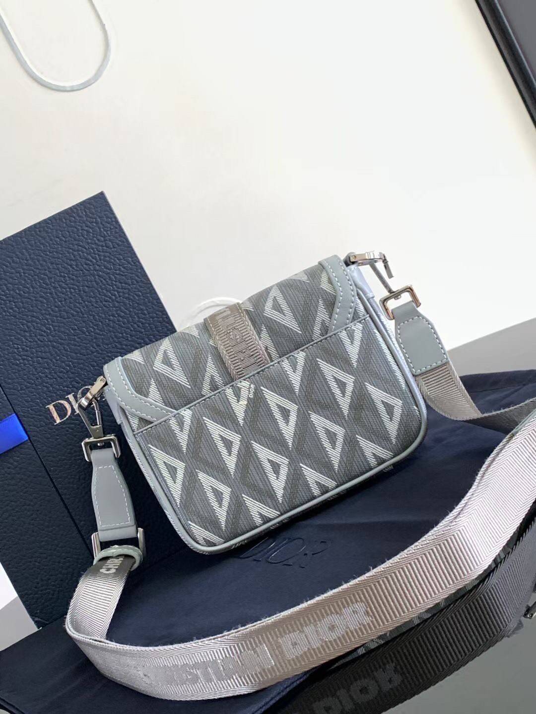 MINI DIOR HIT THE ROAD BAG / Dior Mini Messenger Bag / CD Diamond Messenger Bag ท็อปออริสลับแท้ เกรดดีสุด พร้อมส่ง กระเป๋าสะพาย รุ่นใหม่ล่าสุดคอล Summer 2023 ที่หนุ่มๆไม่ควรพลาด สวยหรูหราเป็นเอกลักษณ์แบรนด์