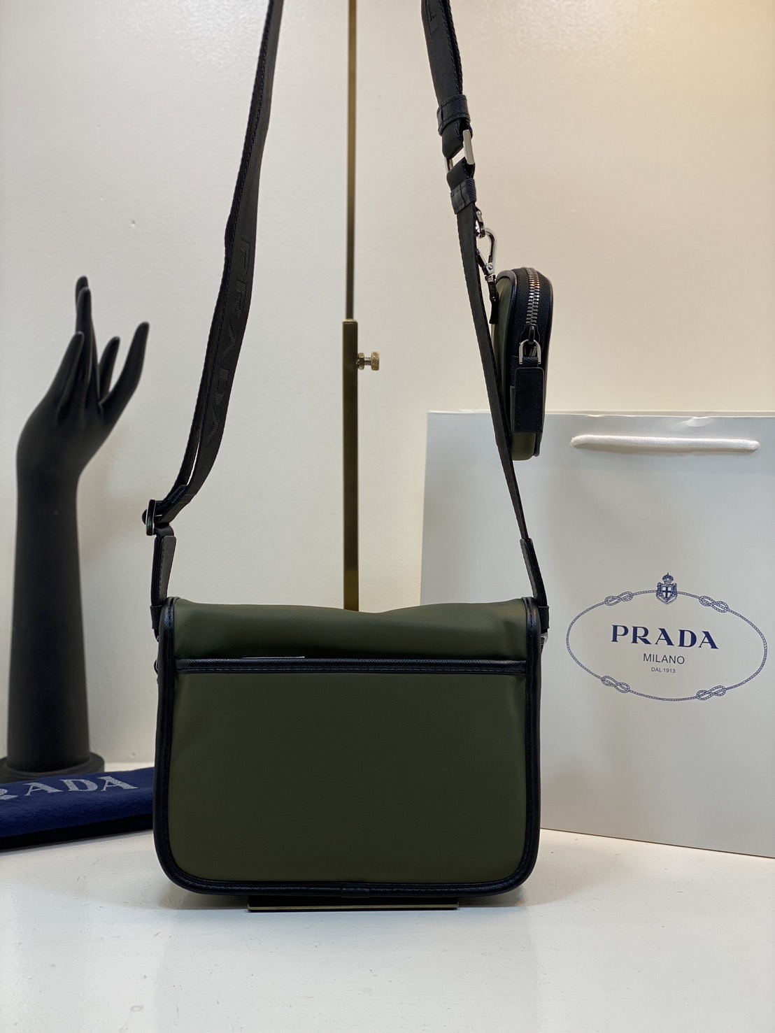 PRADA Re-Nylon and Saffiano leather shoulder bag / PRADA Messenger Bag กระเป๋าสะพายทรงเหลี่ยม คอมพลีทครีเอทลุคหล่อเท่ เกรดออริ 1:1 ใช้งานต่างประเทศได้