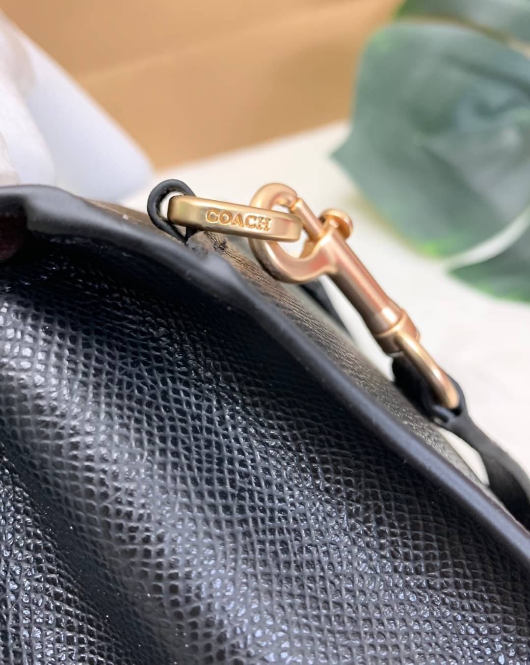 COACH TILLY SATCHEL 23 ((C1802//C1439/C1435)) พร้อมส่งที่ไทยทันทีค่ะ! กระเป๋าสะพายครอสบอดี้ร์หรือหิ้วก็เก๋ไปอีกค่ะ หนังแท้สวยงาม เปิดปิดกระเป๋าแบบหมุนล็อค ภายในมี2ช่องหลัก ใส่กระเป๋าเงินใบกลางได้;มือถือได้ทุกรุ่น;ของจำเป็นสาวๆได้ครบค่ะ;มีช่องซิปกลางและช่อ