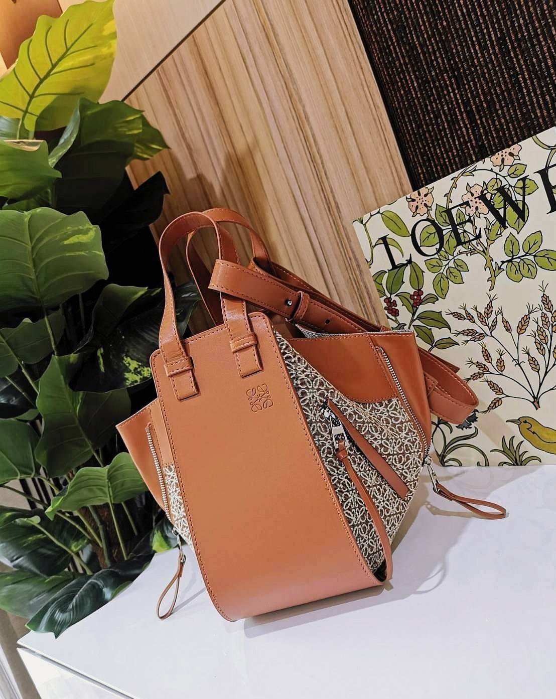 LOEWE ANAGRAM SHOULDER BAG VIP กระเป๋าถือหรือสะพาย รุ่นหายากสุดเลอค่าวัสดุ Anagram Canvas ตัดหนังแท้ Calfskin สุดคลาสสิค ขนาดกำลังดี น้ำหนักเบา ภายในโล่งกว้างและจุ ใส่กล้อง มือถือ ของใช้ได้เยอะ มาพร้อมหูสั้นหนังแท้หิ้วถนัดมือและสายหนังยาวสะพายไหล่หรือ Cro