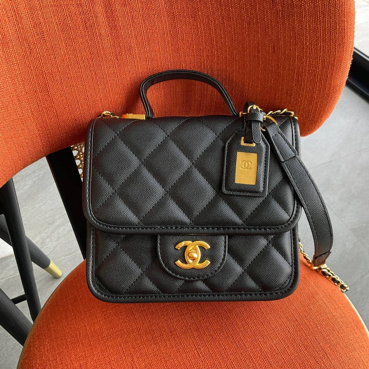 Chanel Handle Flap bag / Chanel Caviar Quilted Sweet handle Flap bag กระเป๋าทรงสะพายข้าง ที่กำลังมาแรงมาในตอนนี้ ตัวกระเป๋าเป็นหนังลายคาเวียร์สวยหรูมาก