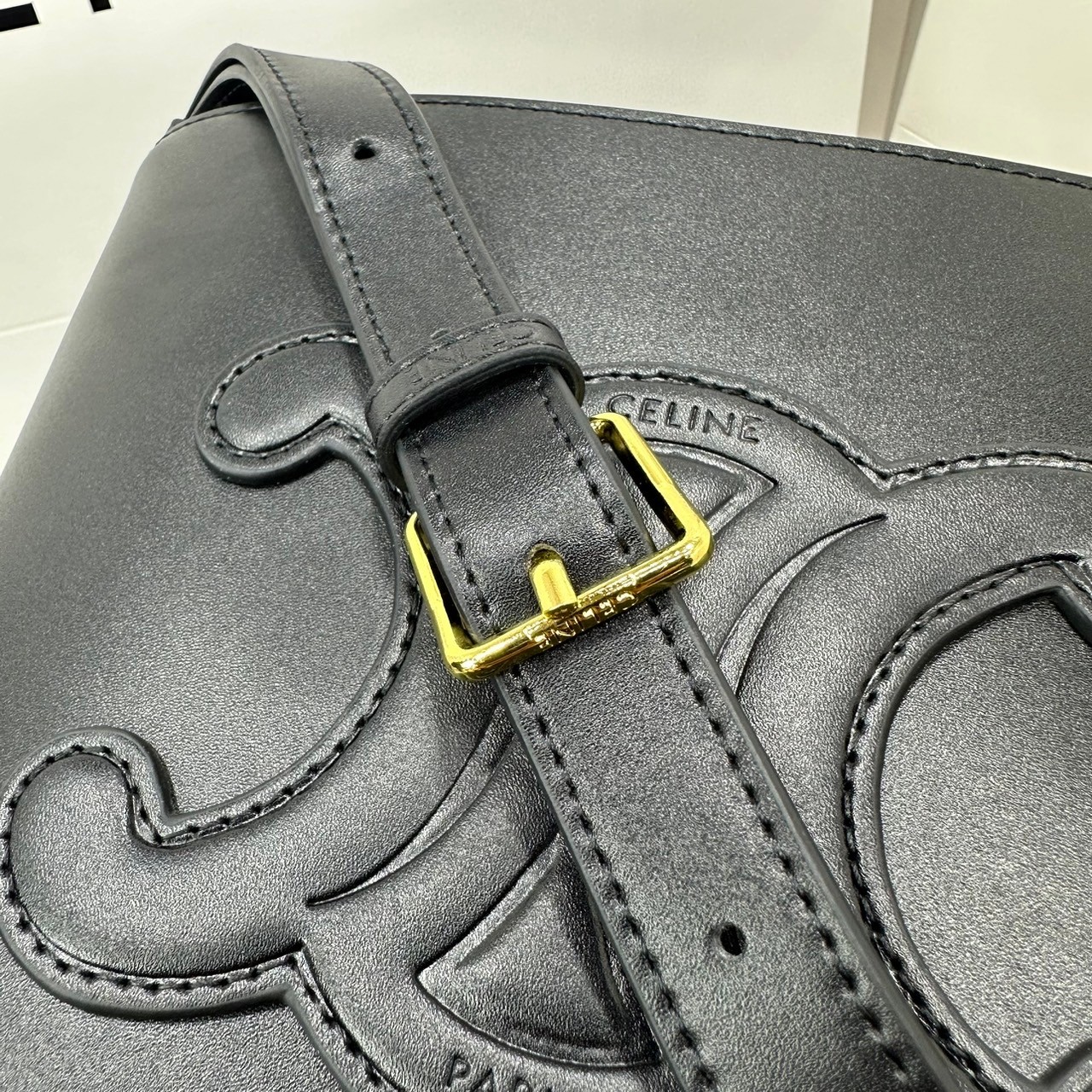 CELINE BUCKET CUIR TRIOMPHE bag in denim with full Triomphe กระเป๋าสะพายทรงบัคเก็ตเดนิม ปักลายแบรนด์สีขาวสวยโดดเด่น พิเศษพร้อมใบลูกสะดวกใช้งาน รุ่นฮิตข้ามปี งานสวยเรียบหรู ผู้ดีไปอีก