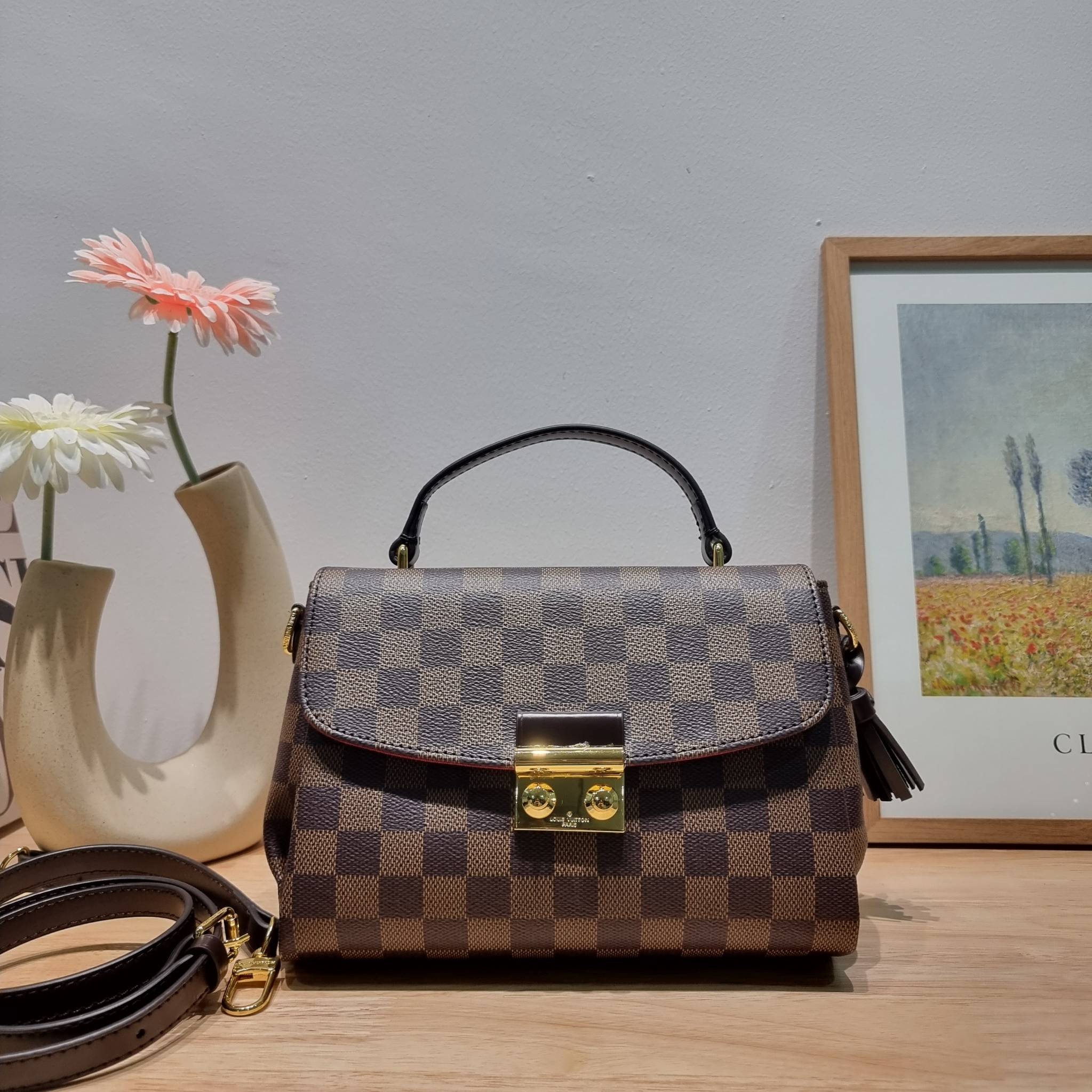 LV CROISETTE CROSSBODY BAG ให้สาวๆได้สวย ในราคาจับต้องได้ กับกระเป๋าสะพายข้าง ดีไซน์ลวดลายตารางเอกลักษณ์ คลาสสิคแต่ดูผู้ดี วัสดุหนังแคนวาส เปิด-ปิดด้วยตัวล็อคแน่นหนา ภายในโล่งกว้าง ใส่ของสำคัญได้ครบถ้วน สายสะพายถอดออกได้ ปรับได้ มีหูจับในตัว ถือเก๋ๆ หรือจ