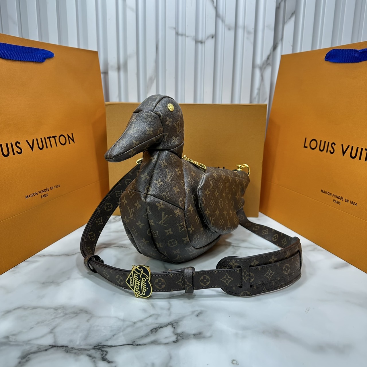 ORI หนังแท้ | LV Duck Bag Monogram coated canvas body and trim กระเป๋าดีไซน์รูปน้องเป็ด 3D กระเป๋าสะพายไหล่ขนาดกะทัดรัดรูปทรงสัตว์อันเป็นสัญลักษณ์ของสไตลิสต์สตรีทแวร์ผู้นี้