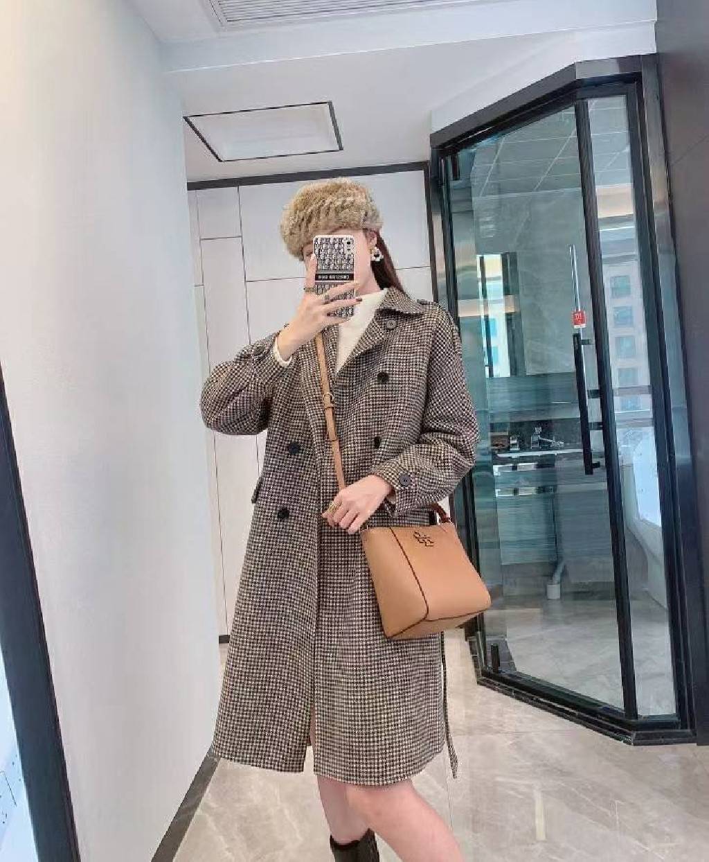 คอลเลคชั่นขายดี มากี่รอบๆ ก็หมดไวทุกรอบ!! TORY BURCH MCGRAW MINI BUCKET BAG กระเป๋าสะพาย และ ถือ คล้องแขน ทรงถัง สะพายได้ 2 ทรง ผลิตจากหนังแท้ หนังลูกวัว หนังนุ่ม หนังหอม น้ำหนักเบามากกก!! หนังลื่น นิ่มสวยมากๆ!! ด้านหน้าประดับโลโก้แบรนด์ ภายในโล่งกว้าง มี