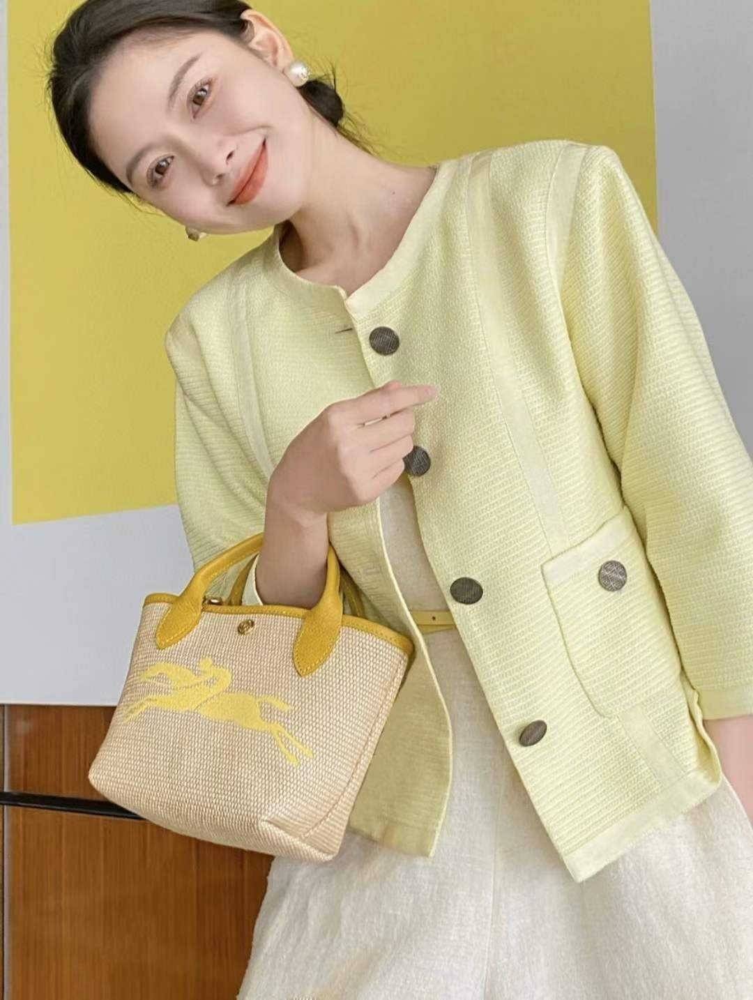 Longchamp Le Pliage Paris-St Tropez Handtasche มาแร้ววววใหม่ล่าสุดนุ้งมินิ ตัลร๊ากกก วัสดุสาน ด้านหน้าปักโลโก้ม้าอันเป็นสัญลักษณ์ของแบรนด์ ทนทานแข็งแรง ใบมินิ น้ำหนักเบา จุของได้เยอะ ใส่กระเป๋าตังค์ โทรศัพท์ iphone+ ได้ ภายในโล่ง มีสายสะพายไหล่ Crossbody 