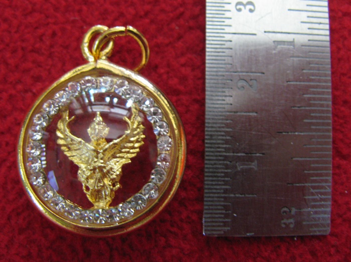 จี้พญาครุฑพิมพ์กลางเนื้อทองล้อมเพชรเลี่ยมทองไมครอนพร้อมใบคาถาค่ะ