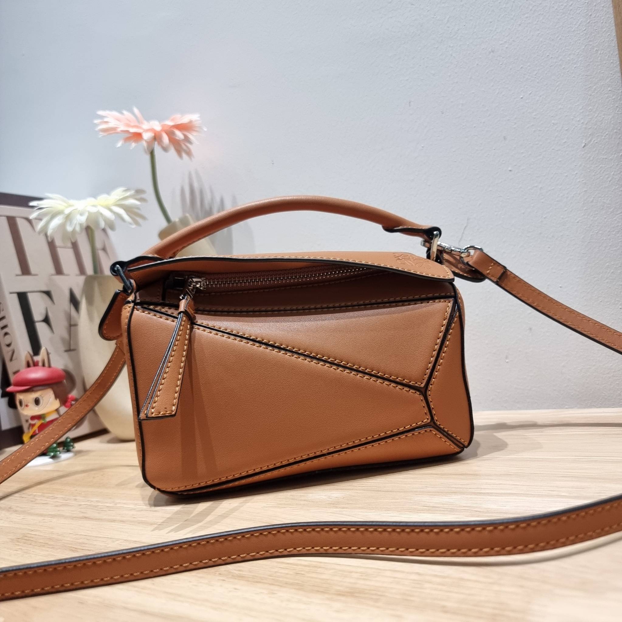 LOEWE MINI PUZZLE BAG IN CLASSIC สุดยอดแบรนด์ที่ดีไซน์เป็นเอกลักษณ์ โดดเด่น สวยหรู กับกระเป๋าสะพายข้างทรงกล่อง ไซส์มินิ สไตล์พัซเซิล