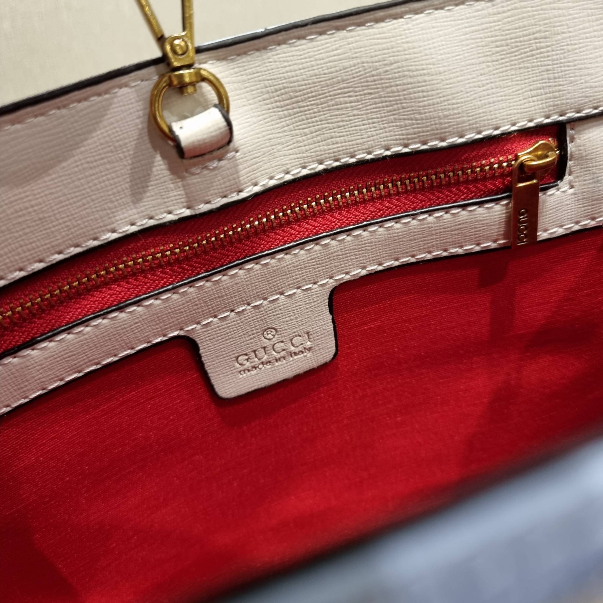 GUCCI TOTE BAG คอลเลคชั่นปีเสืออีกหนึ่ง สวยม้ากก!! กับกระเป๋าทรงโท้ท วีไอพีพรีเมี่ยมกิ๊ฟ ไซส์ใหญ่ โดดเด่นด้วยลวดลายไม่ซ้ำใคร สวยเอกลักษณ์ วัสดุหนังแคนวาส พรินท์ลายเต็มใบ ภายในโล่งกว้างมาก ใส่ของแบบแน่นๆ จุๆไปได้เลย หมดห่วง!! และยังมีสายครอสบอดี้มาให้ จะสะ