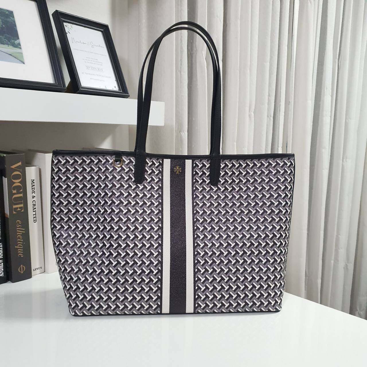TORY BURCH T LINK TOTE BAG กระเป๋าสะพายไหล่ทรงช้อปปิ้ง ทรงคลาสสิค ฮิตตลอดกาล ทรงสวยขนาดกำลังดี ตัวกระเป๋า วัสดุหนัง PU ด้านหน้าติดโลโก้แบรนด์มาพร้อมที่คล้องกุญแจ ตัดแถบเส้นลายกราฟฟิค เปิดปิดด้วยกระดุมแม่เหล็ก ภายในมีช่องแยกลายแบรนด์สวยงาม โล่งกว้าง ภายในบ