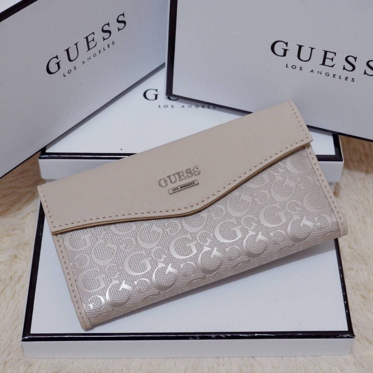 GUESS FACTORY WOMEN'S WALLET กระเป๋าสตางค์ใบยาว3พับดีไซน์สวยรุ่นใหม่ล่าสุดวัสดุหนังนิ่ม ปั๊มลายคมชัด ด้านหน้าประดับโลโก้แบรนด์สวย เปิดปิดด้วยฝาบนเปิด/ปิด ภายในมีทั้งช่องใส่รูป ช่องใส่ธนบัตร แบงก์พัน และช่องใส่บัตรหลายช่องแยกเป็นสัดส่วน ภาพถ่ายจากสินค