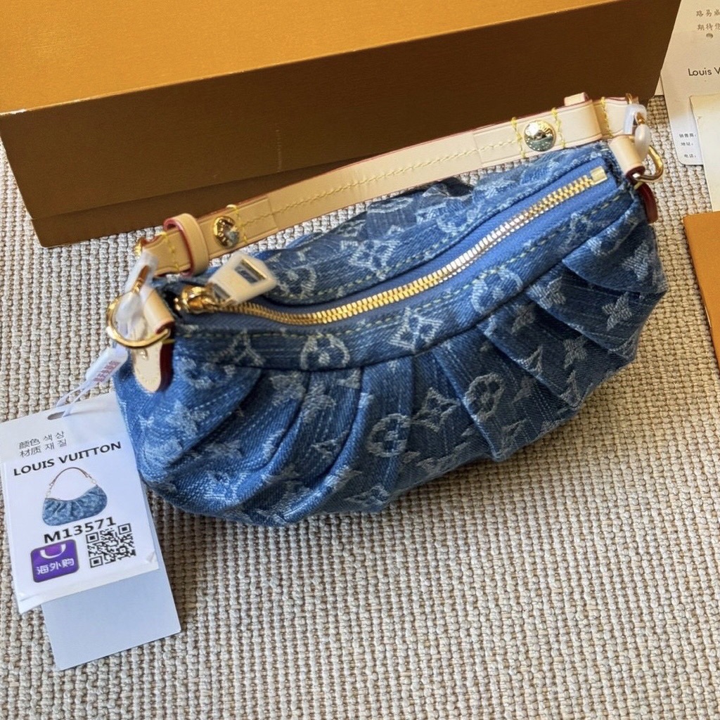 LV Pochette Valley Denim Bag กระเป๋าสะพายทรงพอชเดนิมวินเทจใบเล็กน่ารัก สุดไอคอนิกผสานสไตล์ล้ำสมัยเปี่ยมฟังก์ชัน ยังคงมีความเป็นเอกลักษณ์ ดีไซน์ลวดลายโมโนแกรมเรียบหรู