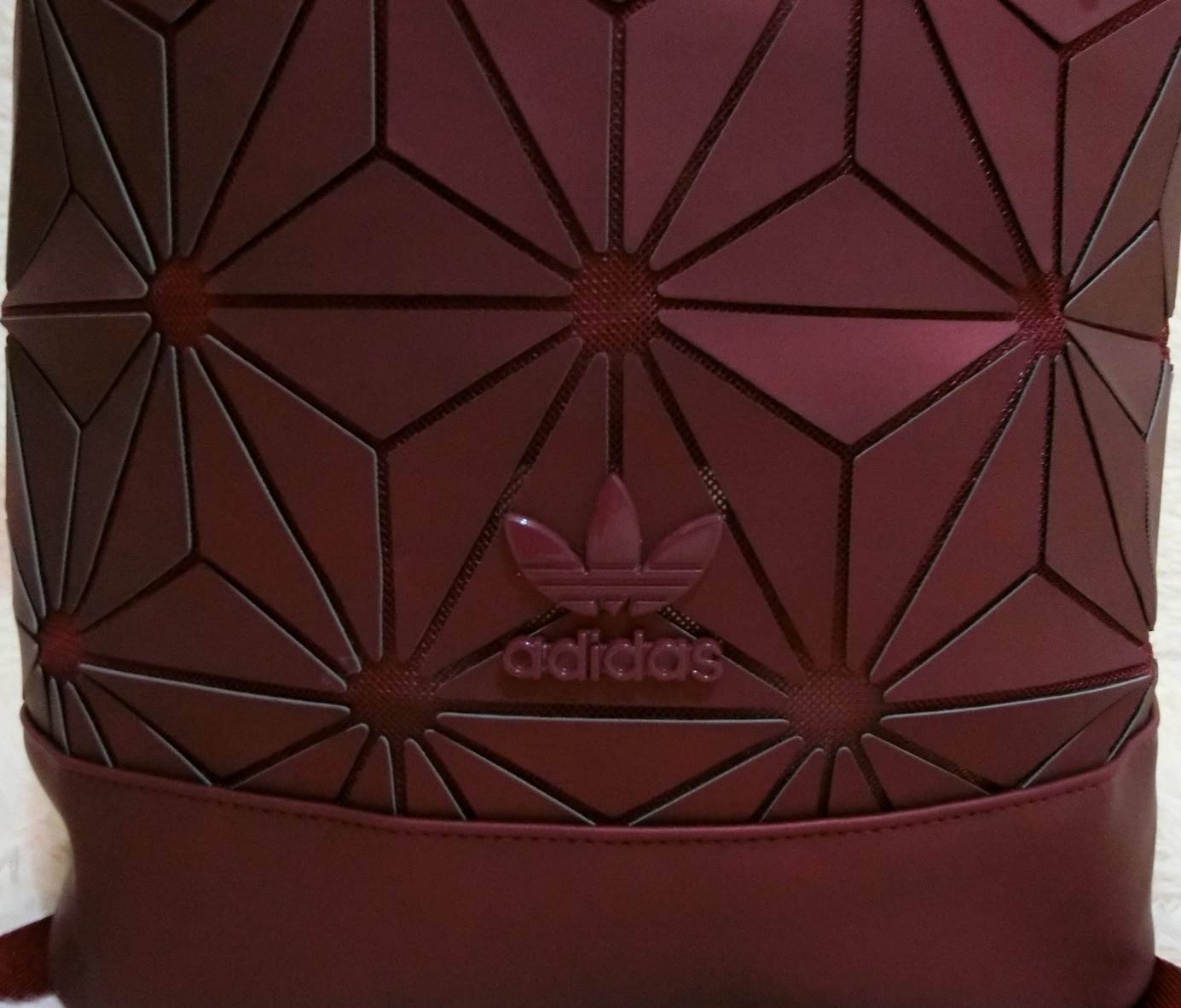 Adidas Originals BP Roll Top 3D Mesh 2017 Backpack Bag DH0100 กระเป๋าเป้สะพายหลัง ดีไซน์แบบ 3 มิติ วัสดุ polyurethane สีดำด้าน โดยใช้ลูกเล่น ของเหลี่ยมและมุมเชื่อมเข้าหากัน ออกแบบกระเป๋า เป็นเหมือนถุงทรงสูง ในส่วนปากกระเป๋าเป็นแบบตีนตุ๊กแก ม้วนพับ และติดก