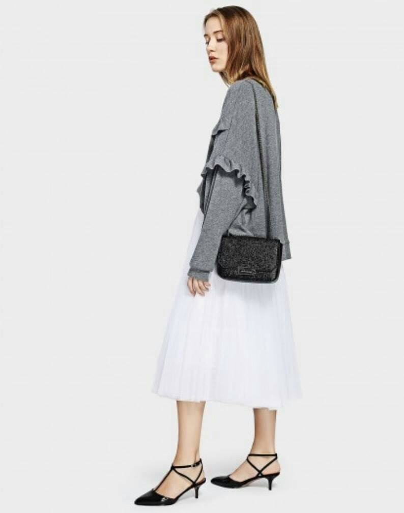 CHARLES & KEITH PUSH-LOCK CHAIN SLING BAG 2018 กระเป๋าสะพายวัสดุหนังคาเวียร์สวยอยู่ทรง ขนาดมินิกำลังดี น้ำหนักเบา เปิดปิดด้วยฝาปิดตัวล็อคปั๊มโลโก้ด้านหน้า ภายใน มีช่องซิป และช่องใส่บัตร มาพร้อมสายสะพายโซ่ยาวสามารถซ้อนสายสั้นสะพายไหล่ หรือสายยาว Crossbodyไ