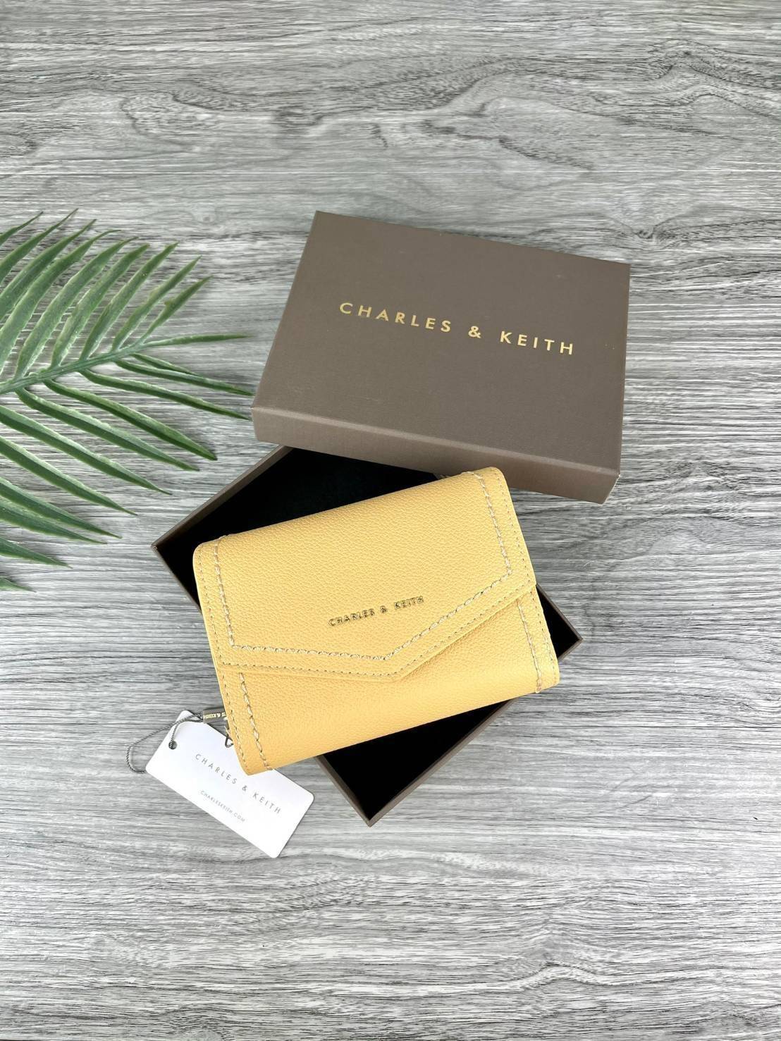 CHARLES & KEITH ENVELOPE SMALL WALLET กระเป๋าเงินใบกลาง วัสดุหนังพิมพ์ลายสีสวยน่ารัก ด้านหน้าปั๊มโลโก้แบรนด์ เปิดปิดด้วยกระดุมแม่เหล็ก