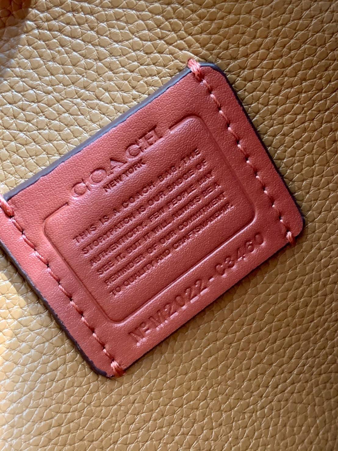 COACH C3889 TYLER CARRYALL 28 IN SIGNATURE CANVAS ((C3460//C3889)) รุ่นยอดฮิตที่สาวๆหลายคนเรียกร้อง กับกระเป๋าถือ/สะพายทรงสวย ที่มาพร้อมสายสะพายไหล่ในตัว และสายครอสบอดี้สำหรับสะพายข้าง ตัวกระเป๋าถูกแบ่งเป็นสัดส่วนสวยงาม มีช่องซิปกลางที่ใหญ่พอสมควร และยังม