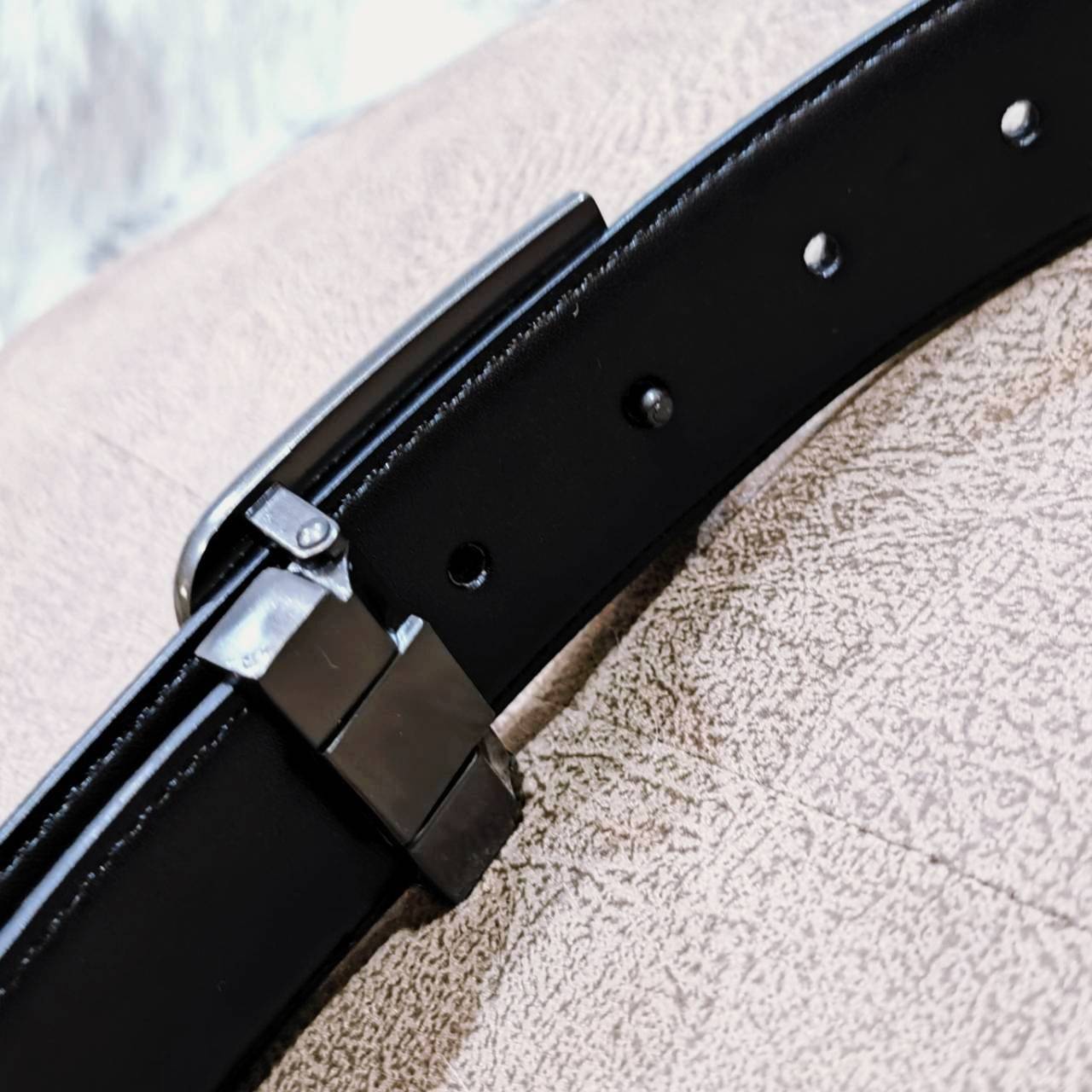 Burberry Leather Belt VIP Gift With Purchase (GWP) เข็มขัดหนังแท้ดีไซน์สวยหรูคลาสสิคพรีเมี่ยมกิ๊ฟ Limited Edition จาก Burberry DutyFree Counter โดดเด่นที่หัวเข็มขัดโลโก้แบรนด์พร้อมสายเข็มขัดหนังแท้ Saffiano สีดำสุดคลาสสิคเอ้าได้กับทุกชุดไม่มีเอ้าท์ ใน Ori