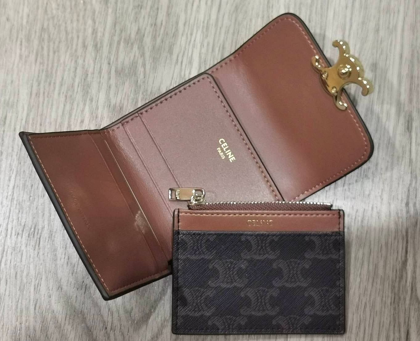 VIP 】CELINE SHORT WALLET VIP GIFT WITH PURCHASE GWP พรีเมี่ยมกิ๊ฟ Limited จาก CELINE HAUTE PARFUME DUTYFREE COUNTER วัสดุ Triomphe Canvas รุ่นใหม่เปิดปิดฝาพับกระดุม ภายในมีช่องแบ่งหลายช่อง ช่องใส่บัตรหลายช่อง ช่องใส่ธนบัตรใส่แบงก์พันได้เหมือนกระเป๋าสตางค์