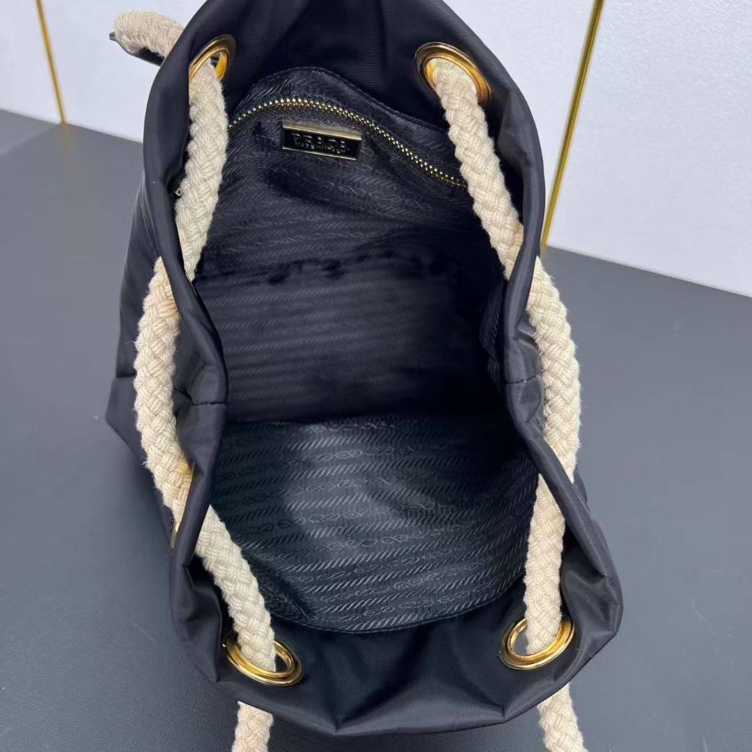 Prada Mariner Re-Nylon small bucket bag กระเป๋าทรงบคเก็ตผ้าไนลอน รุ่นใหม่ โดดเด่นด้วยสายสะพายเป็นเชือก แรงบันดาลใจจากสไตล์การเดินเรืออันเหนือกาลเวลา
