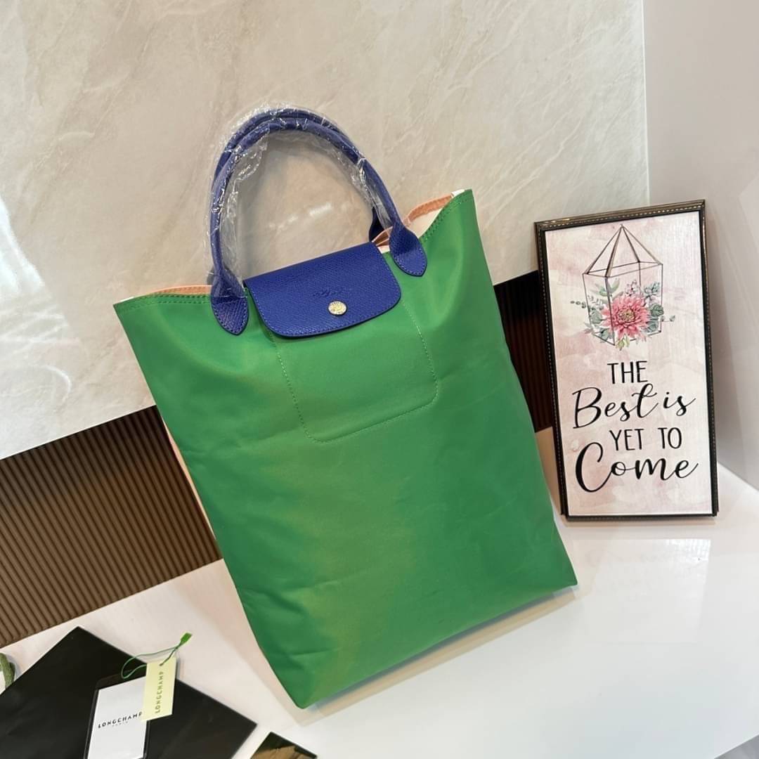 LONGCHAMP LE PLIAGE RE-PLAY TOP HANDLE BAG สินค้ารุ่นลิมิเต็ด collection สุดปัง ซื้อใบเดียวเหมือนได้2 ใบ กระเป๋าสะพายแนวตั้งที่กว้างขวาง มีเอกลักษณ์เฉพาะตัวแต่มีดีไซน์ที่น่าดึงดูด