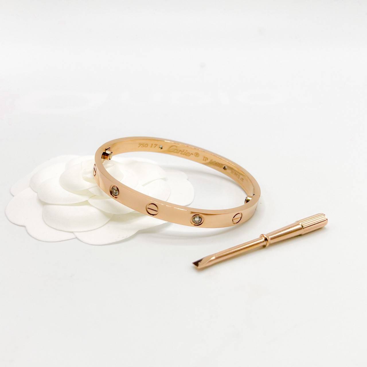 Cartier Love Bracelet, 4 diamonds กำไลข้อมือ Size 17 ภาพถ่ายจากงานจริง เกรดออริจินิล วัสดุคุณภาพดี ไม่ลอกไม่ดำ กล่องใหญ่ตามแบบ งานปั้มครบตามรูปเลยค่ะ