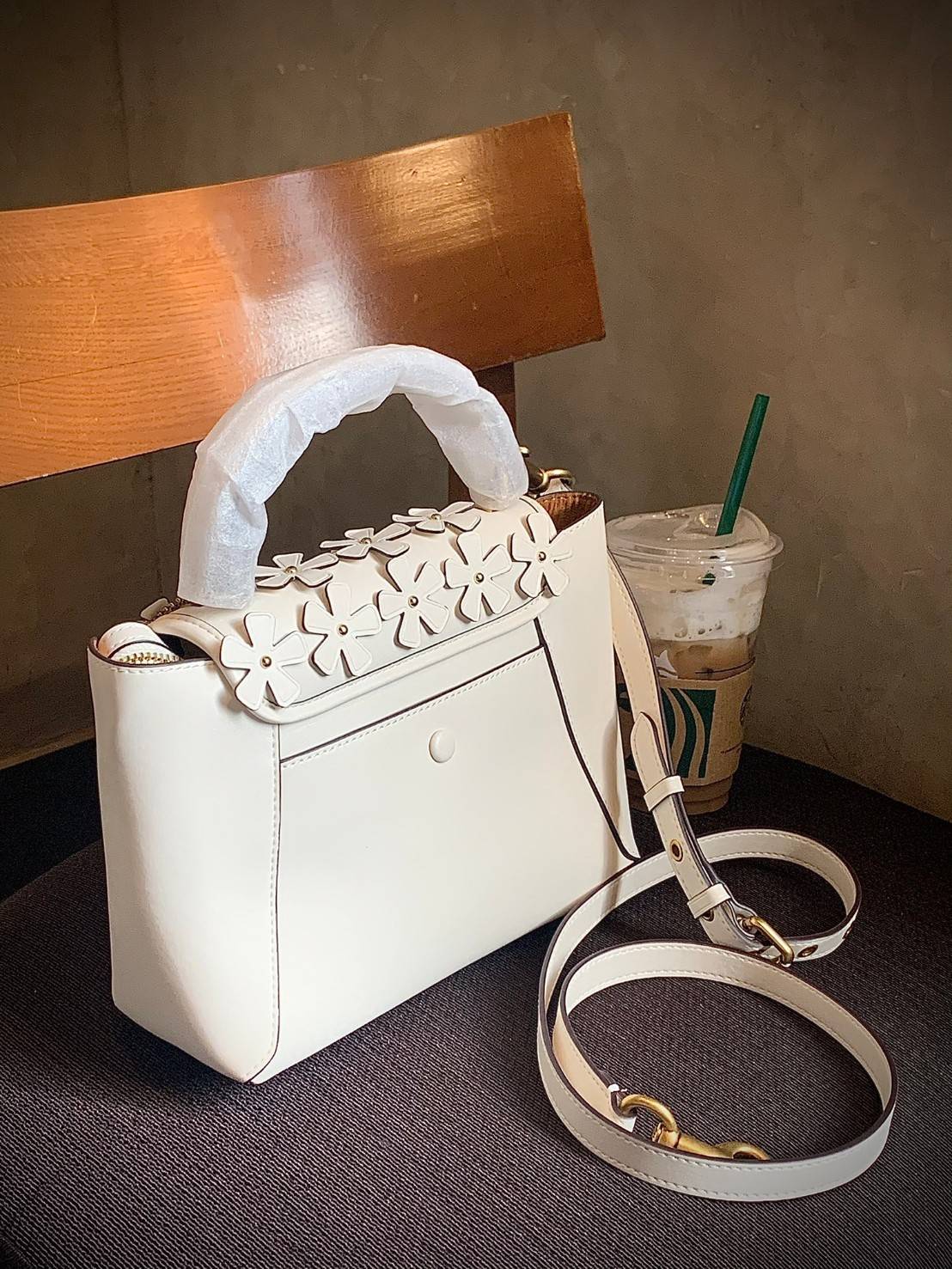 COACH COURIER CARRYALL 23 IN COLORBLOCK SIGNATURE CANVAS พร้อมส่ง 7 แบบ พร้อมส่ง ลุคดูไฮสุดๆค่ะ! กระเป๋าสะพายหนังหรูหราและคลาสสิค หนังแท้ชั้นดีที่สุด น้ำหนักเบา หนังสวยมากก สัมผัสแล้วหลงรักแน่นอนจ้าา😘