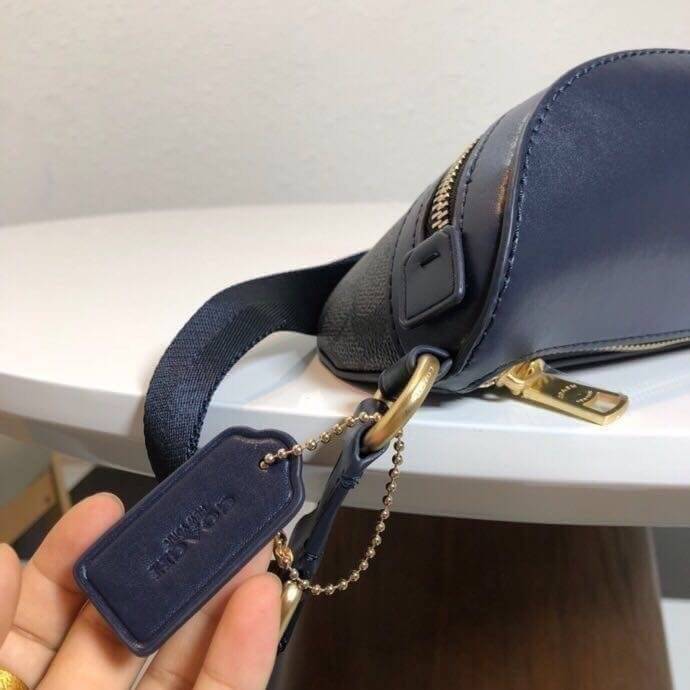 LIMITED EDITION !! COACH BELT BAG IN SIGNATURE WITH REXY BY GUANG YU กลับมาอีกครั้งกับ Coach X Disney สวยงามมากๆค่ะ คาดอก คาดเอวได้ ลาย C ตัดขอบหนังเรียบ มีช่องซิปทั้งหน้า//หลัง ใส่มือถือได้ทุกรุ่น;พาสปอร์ตได้ ;กระเป๋าเงินใบกลางได้;อื่นๆจำเป็นได้ครบค่ะ.