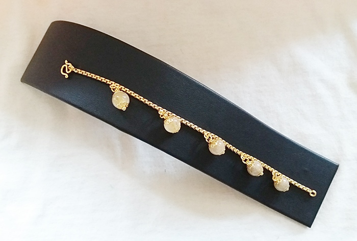 สินค้าหมดค่ะ สร้อยข้อมือผ่าหวายชุบทองเคลือบแก้วหินไหมทอง(ร่ำรวยโชคดี)ค่ะ