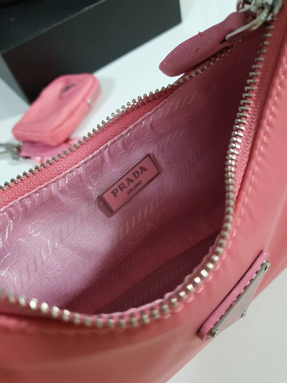 BEST SELLER!! **กำลังมาแรงมากค่ะ กับแบรนด์ PRADA ใบเดียวคุ้มมากค่ะ อุปกรณ์ ครบชุด **ซื้อ1ได้ถึง3ไอเท็ม ทั้งสายยาว และกระเป๋าใส่เหรียญ และป้ายแท็คหนัง อย่างดี **อะไหล่ปั้มแบรนด์แท้ทุกจุด วัสดุทำจากผ้า Nylon อย่างดี กันน้ำได้ อยู่ทรงสวย สามารถใส่กระเป๋าตังค