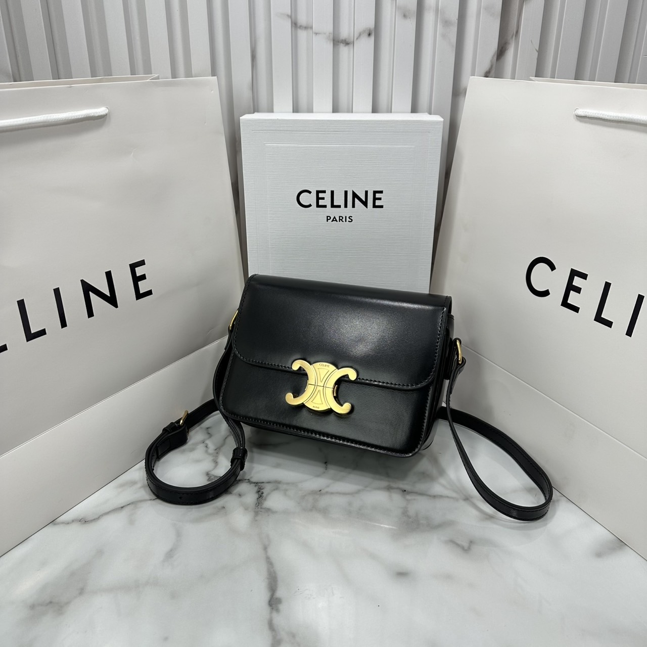ORI หนังแท้ | 7" CELINE TRIOMPHE TEEN BAG in glossy leather กระเป๋าสะพายรุ่นยอดนิยม ถ่ายทอดให้เห็นถึงแก่นแท้ของสไตล์แบบ CELINE งานหนังเรียบเงาสวยหรูหรา