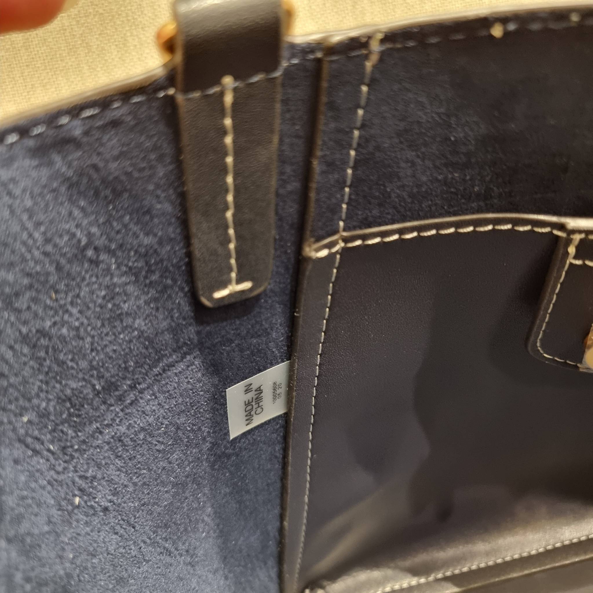 TORY BURCH MCGRAW DRAGONFLY IN MONOGRAM JACQUARD / Tory burch bucket สวยก่อนใคร ไม่ต้องพรีฯ กับกระเป๋าลายโมโนแกรมยอดฮิต ที่มาในรูปทรงดีไซน์ใหญ่ สวยเก๋ ไม่เหมือนใคร ไม่มีซ้ำ!! ใช้งานได้สะดวกด้วยหูจับในตัว และสายสะพายข้างเอามาปรับใช้สะพายได้ตามชอบ ด้านหน้าต