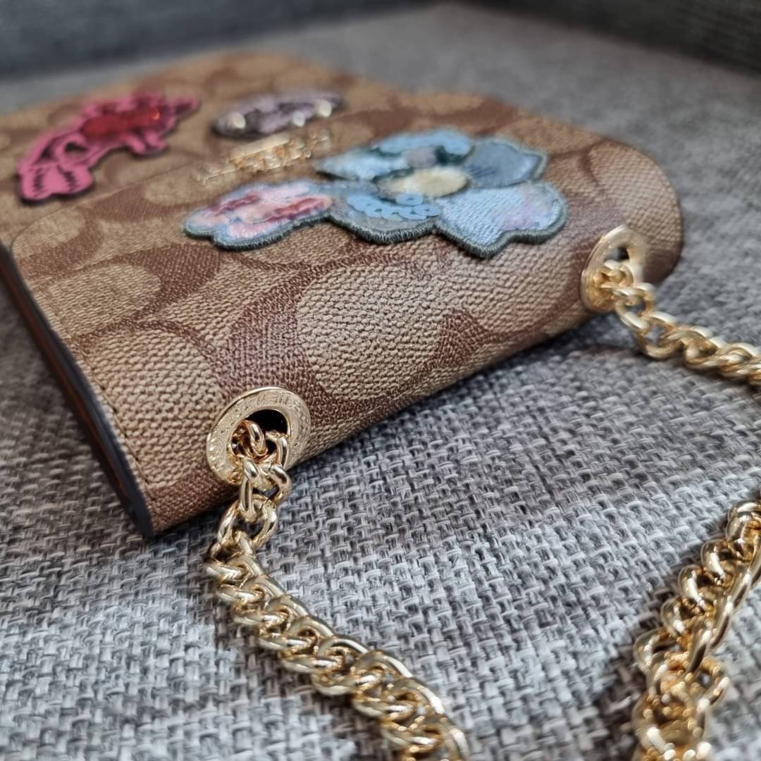 COACH NORTH/SOUTH PHONE CROSSBODY IN SIGNATURE CANVAS F55636 F39955 สุดคลาสสิคกับกระเป๋าสะพายเอนกประสงค์ Case phone ใส่โทรศัพท์มือถือได้ทุกรุ่น ดีไซน์ลายเอกลักษณ์ วัสดุหนังแคนวาสเคลือบลาย ฝาและภายในเป็นหนังสังเคราะห์เรียบ เปิด-ปิดด้วยกระดุม สายสะพายยาวประ