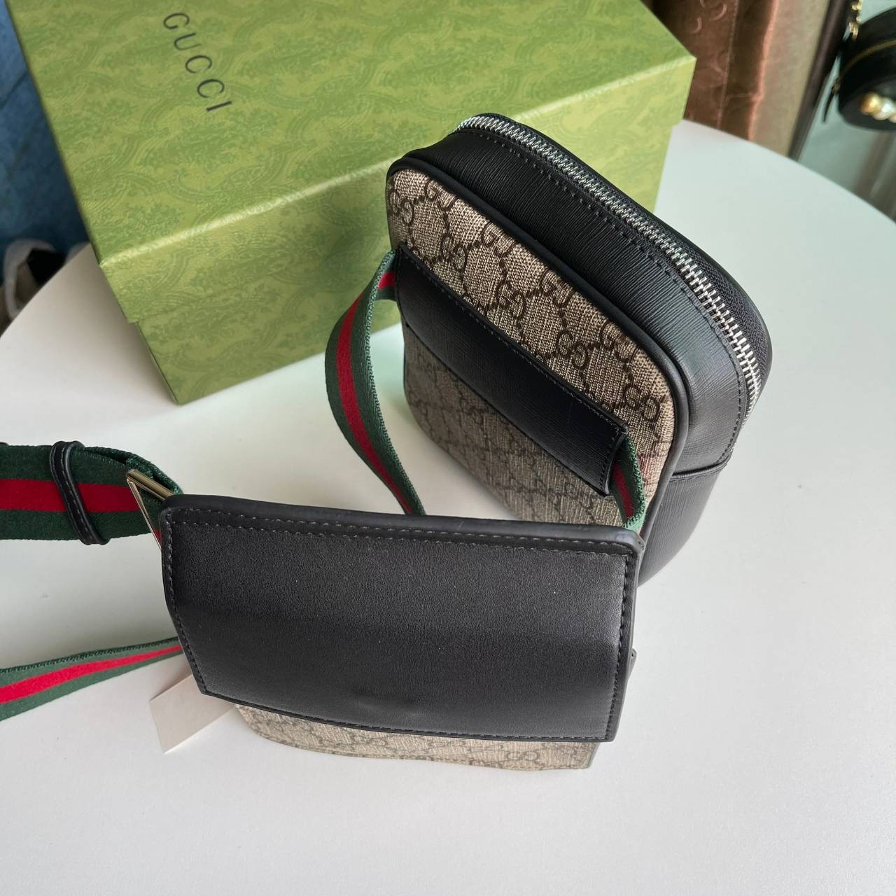 หนังแท้ Gucci GG Supreme belt bag - Neutrals A two-pouch belt bag in GG Supreme canvas with black leather trims. กระเป๋าคาดอก/คาดเอว อีกรุ่นหนึ่งที่หลายคนตามหา งานออริสวยมาก ทำจากหนังแท้ สามารถใช้ได้ทั้งผู้ชายแล้วก็ผู้หญิงสามารถคาดเอวหรือคาดอกก็ได้