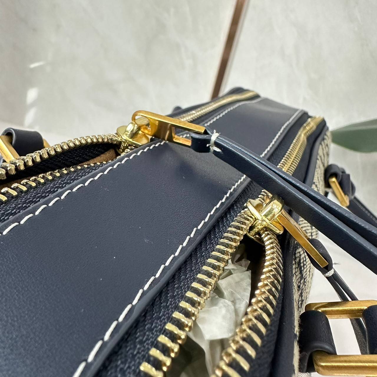 TORY BURCH Small T Monogram Marshmallow Satchel / Tory Burch tote handbag พร้อมส่ง 2 สี ใหม่ล่าสุด กระเป๋าสะพายไหล่ดีไซน์สุดทันสมัย ตัดเย็บสวยงาม ผ้า jacquard ตัดหนัง เปิด-ปิดแบบซิป มีช่องแบ่ง 2 ช่อง มีซิปลับด้านใน ใส่ของได้เยอะมากๆ ค่ะ