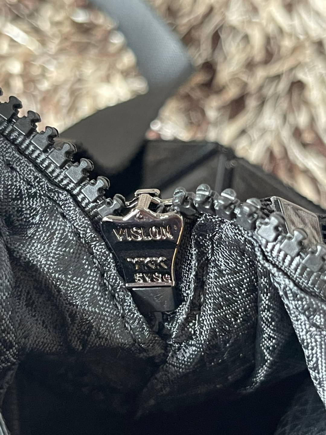 BAOBAO Issey Miyake CARTON GLOSS SHOULDER BAG มาในไซส์ขนาดกะทัดรัด โดดเด่นด้วยดีไซน์อันเป็นเอกลักษณ์ของแบรนด์ ที่สำคัญน้ำหนักเบา