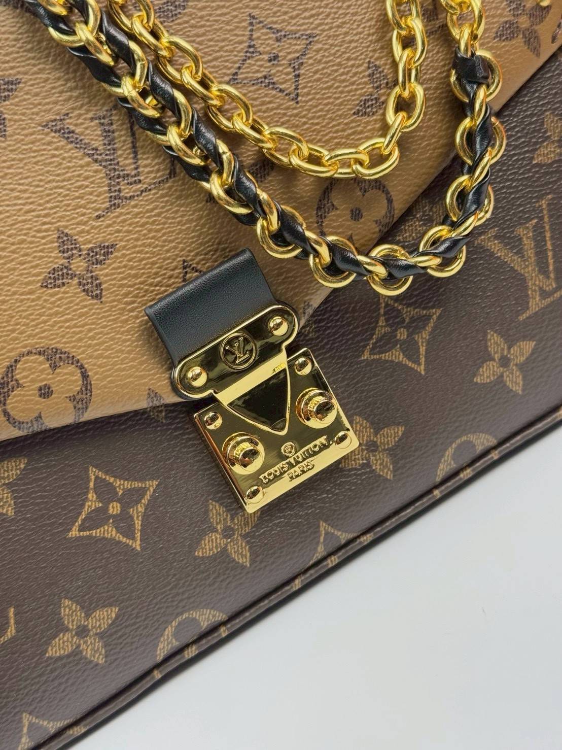 ORI หนังแท้ | LV Trunkie bag กระเป๋าสะพายรุ่นใหม่ ดีไซน์ร่วมสมัยโดดเด่นด้วยมุมโลหะ เฉลิมฉลองเอกลักษณ์ที่สืบทอดมาอย่างยาวนาน ผสานฟังก์ชันการใช้งานเข้ากับความหรูหรา