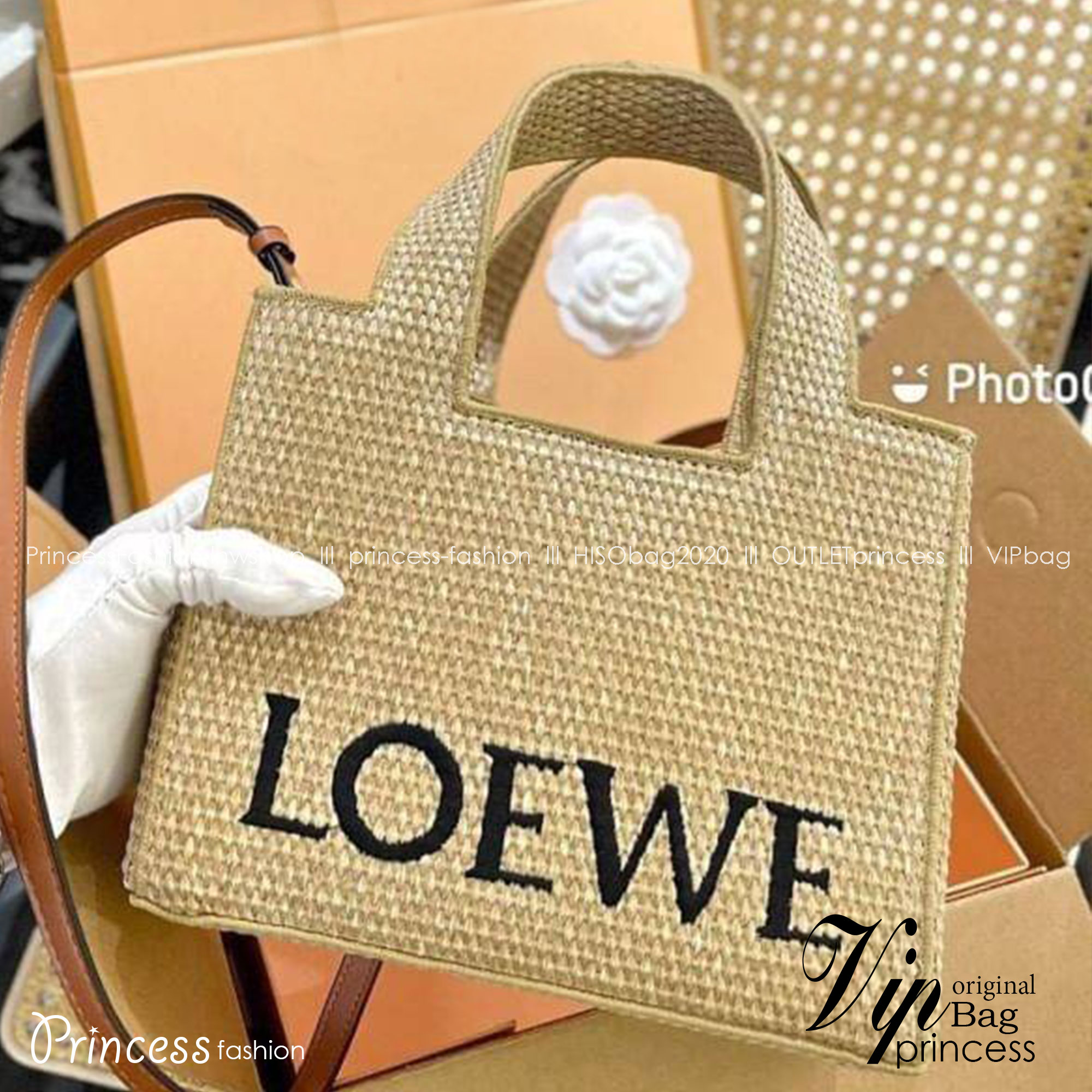 LOEWE logo raffia tote bag / Loewe Tote Bag กระเป๋าโท้ท รูปทรงสวยงามสานเต็มใบ และยังโดดเด่นด้วยโลโก้ สีโทนอุ่น ทำให้ไอเท็มนี้ ภายในกระเป๋าใหญ่โล่งกว้าง ใบนี้เหมาะกับสายแฟชั่นมากๆ