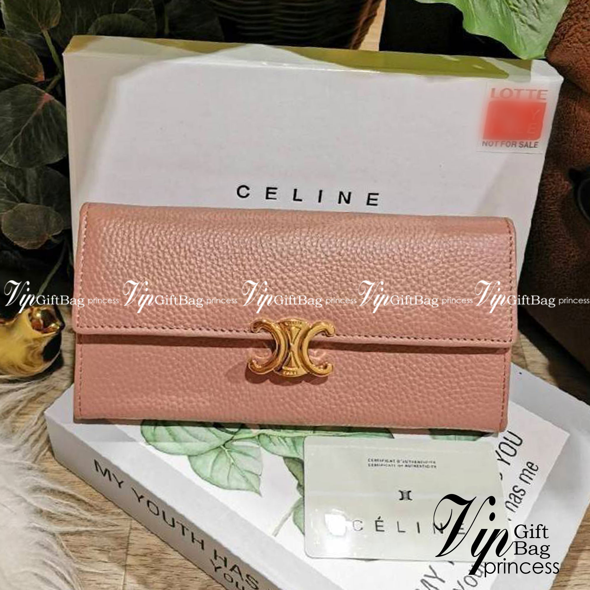 CELINE LONG WALLET BAG VIP วัสดุหนังแท้เทคเจอร์สวยอยู่ทรงมีโลโก้ด้านหน้า ภายในมีช่องใส่บัตรหลายช่อง มีช่องซิปใส่เหรียญ หัวซิปแบรนด์อะไหล่ทอง มีช่องใส่ธนบัตรหลายช่องเเยกเป็นสัดส่วน ใส่แบงก์พันได้ ใส่มือถือ iphone ได้ ภาพถ่ายจากสินค้าจริง! มาใน Original Pac