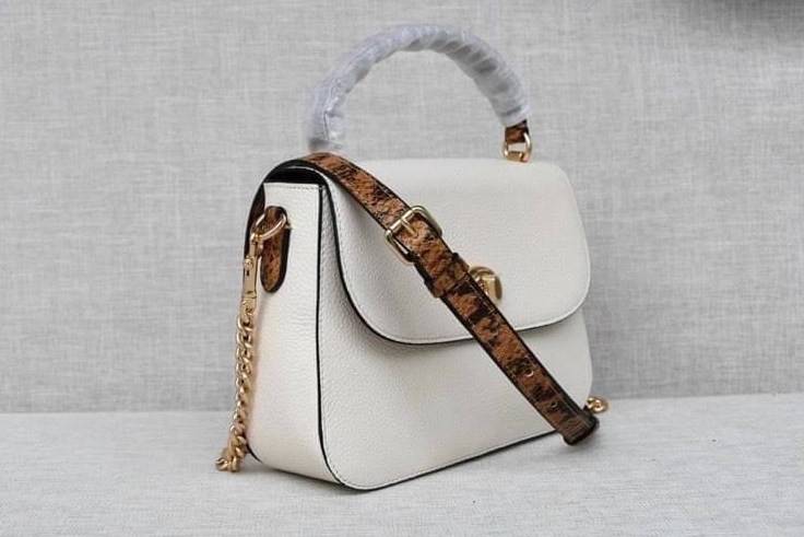 COACH MARLIE TOP HANDLE SATCHEL BAG (COACH C1765) กระเป๋าหิ้ว//สะพายข้าง//สะพายครอสบอดี้ร์ได้ หนังแท้สวยงามค่ะ เปิดปิดกระเป๋าแบบหมุนล็อคใช้งานง่าย ภายในโล่งสามารถใส่กระเป๋าเงินใบยาวได้;ของจำเป็นได้ครบค่ะ;มีช่องซิปและช่องโล่งให้ใส่ของจุกจิกนะคะ มาพร้อมสายส