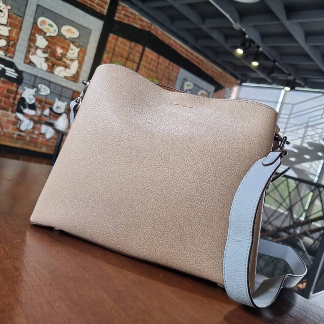 COACH WILLOW SHOULDER BAG ((C2745//C2590//C2621)) พร้อมส่งที่ไทย รุ่นแนะนำค่ะ🔥🔥 🔺กระเป๋าหิ้ว//คล้องไหล่//สะพายข้าง สุดคุ้ม! หนังแท้ชั้นดี ได้ไปหลงรักแน่นอนค่ะ หนังสวยมากๆ😘 🔺ตัวกระเป๋าแบ่งเป็นสองช่องหลัก ด้านนึงเป็นแ