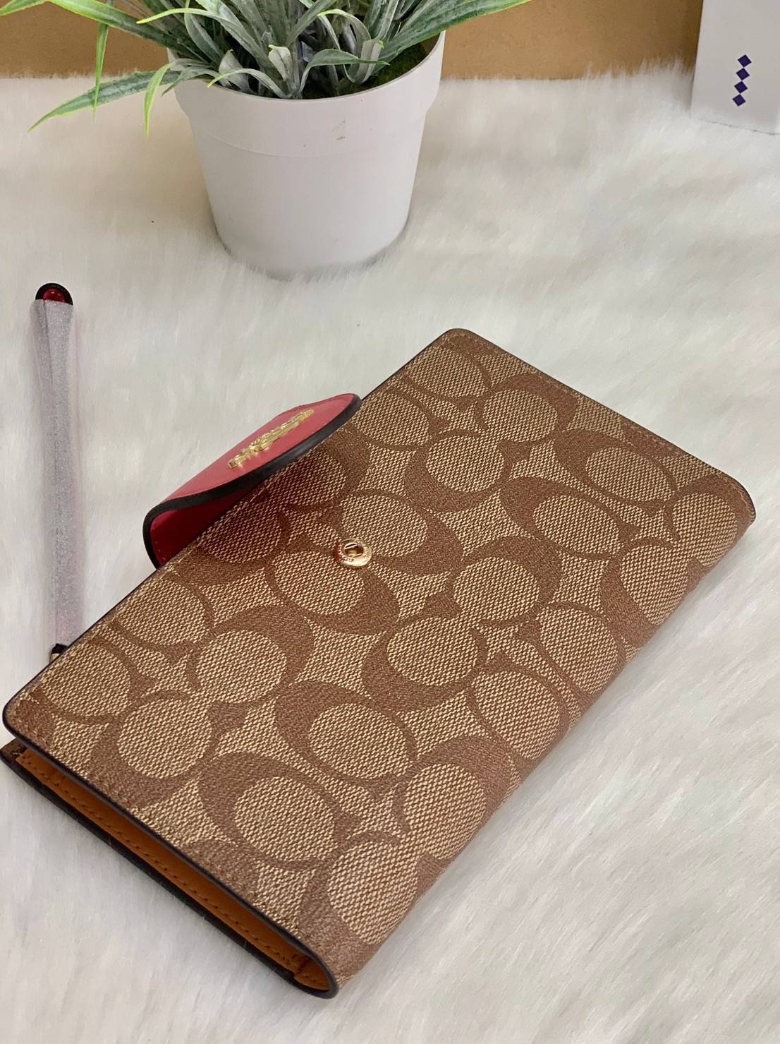 พร้อมส่งครบ 5 สี กระเป๋าสตางค์ที่สาวๆต้องมีติดตัวค่าา😘 COACH TECH WALLET IN COLORBLOCK SIGNATURE ((C2874)) ✔️กระเป๋าเงินใบยาว หนังแท้ พร้อมสายคล้องมือในตัวค่ะ ✔️เปิดปิดด้านหน้าแบบฝากระดุม ภายในมีช่องใส่ธนบัตร2ช่อง ;สามารถใส่มือถือ ip