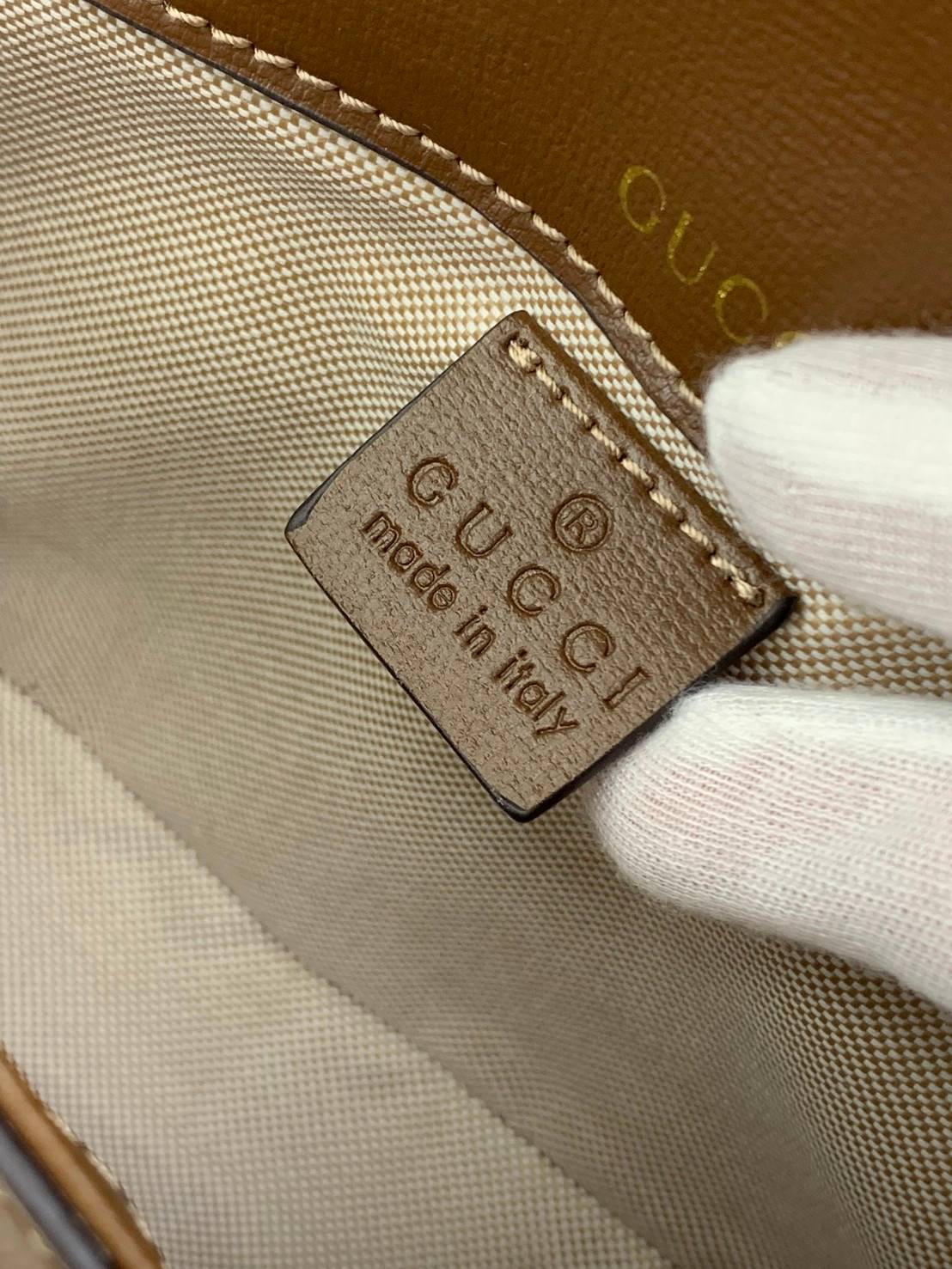 VIP GIFTbag 】หนังแท้สวยมากกกกกก มีจำนวนจำกัดน้าา Gucci Horsebit 1955 mini bag กระเป๋าสะพายข้าง ทรงใช้งานง่าย ดีไซน์เรียบหรูและคลาสสิคตามสไตล์ ใส่ของสำคัญได้สบาย ใส่มือถือได้ทุกรุ่น มาพร้อมสายสะพายสปอร์ต ถอดออกได้ ปรับได้ตามตัว ใบนี้แมทช์ได้กับทุกสไตล์การแ