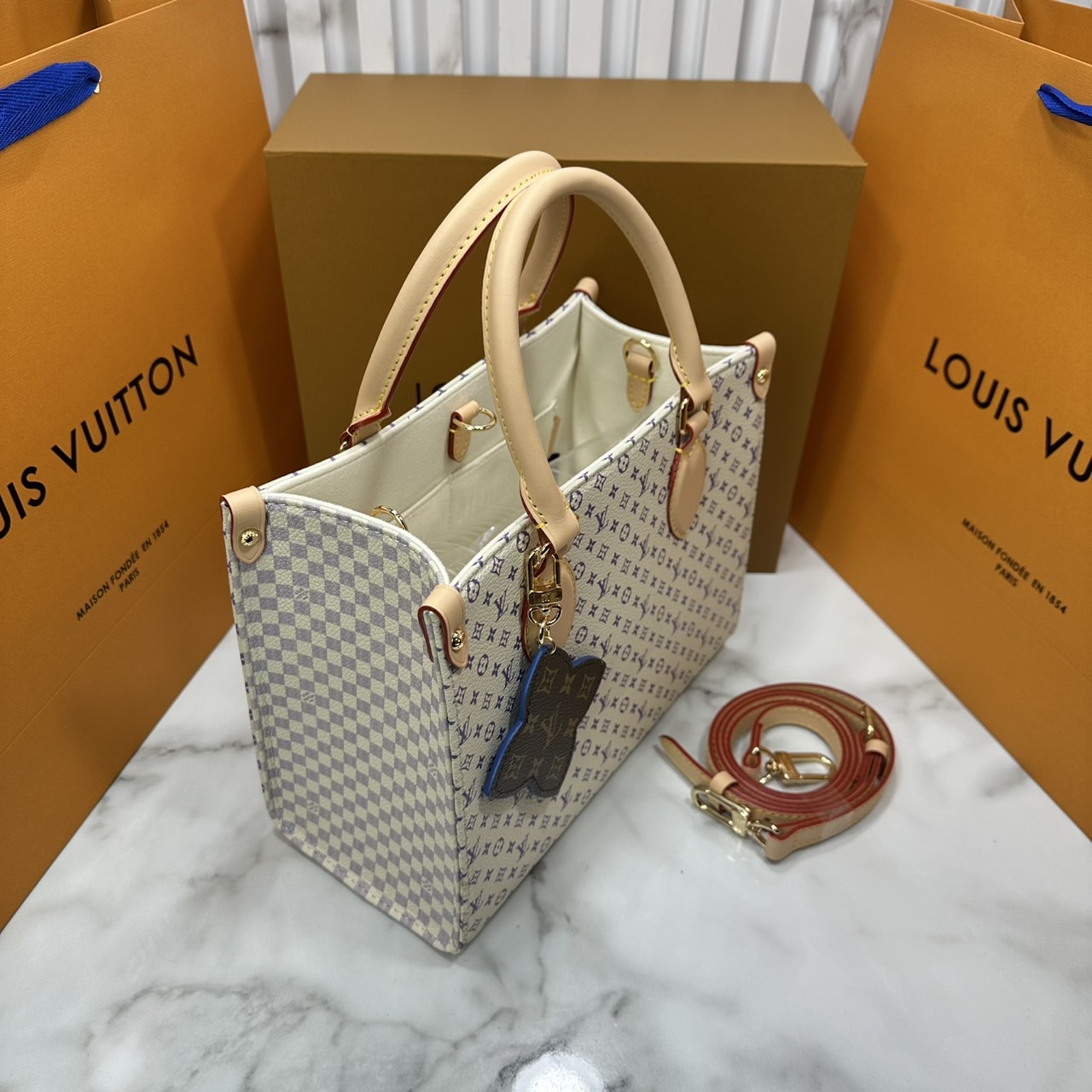 ORI หนังแท้ | LV OnTheGo PM bag Monogram Sand Beige กระเป๋าสะพายทรงโท้ทออนเดอะโก ในคอลเลกชัน LV Romance ยกระดับดีไซน์สำหรับฤดูกาลนี้ด้วยการผสานสัญลักษณ์ไอคอนิกลาย Damier และ Monogram ที่มีเอกลักษณ์ไม่ซ้ำใครของเมซงเข้าด้วยกัน กระเป๋าถือหนังหรูหรา