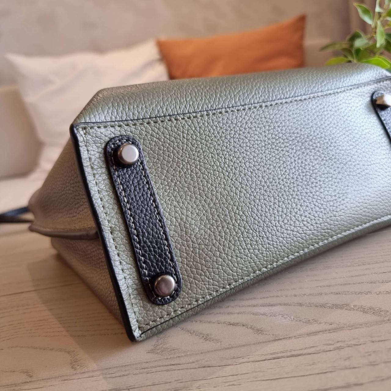 COACH C8561 C8869 WILLOW TOTE 24 IN COLOR BLOCK น้องสาวลุคลูกคุณมาแล้วจ้า กระเป๋าถือ/สะพาย ดีไซน์คัลเลอร์บล็อค ลงตัว เรียบหรู ใบจริงคือผู้ดี๊ผู้ดี ใช่ได้ทุกๆโอกาส วัสดุหนัง pepble อยู่ทรง เปิดปิดด้วยตัวบิดล็อค และอีกฝั่งเป็นกระดุมแม่เหล็ก ภายในโล่งกว้าง ใ