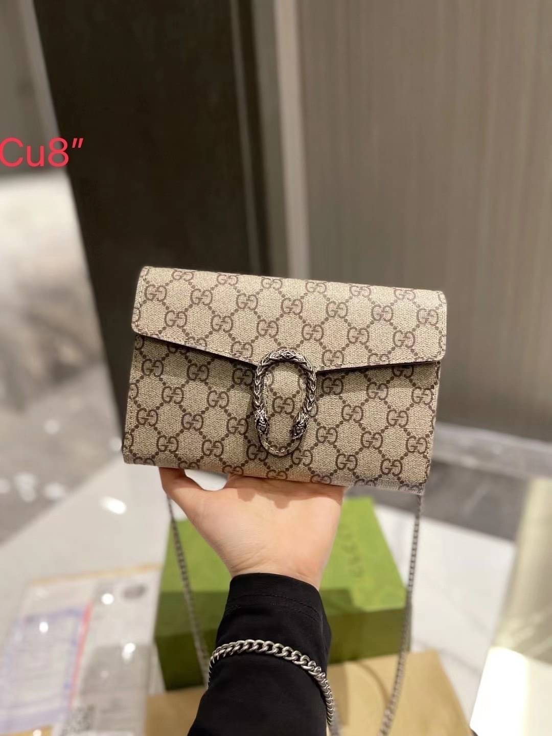 GUCCI Dionysus GG Supreme chain wallet กระเป๋าสะพายคลาสสิควินเทจ ดึงดูดและสะกดสายตาด้วยอะไหล่ดีเทลหรูรูปหัวสิงโต สะพายหรือถือเป็นคลัชท์ได้