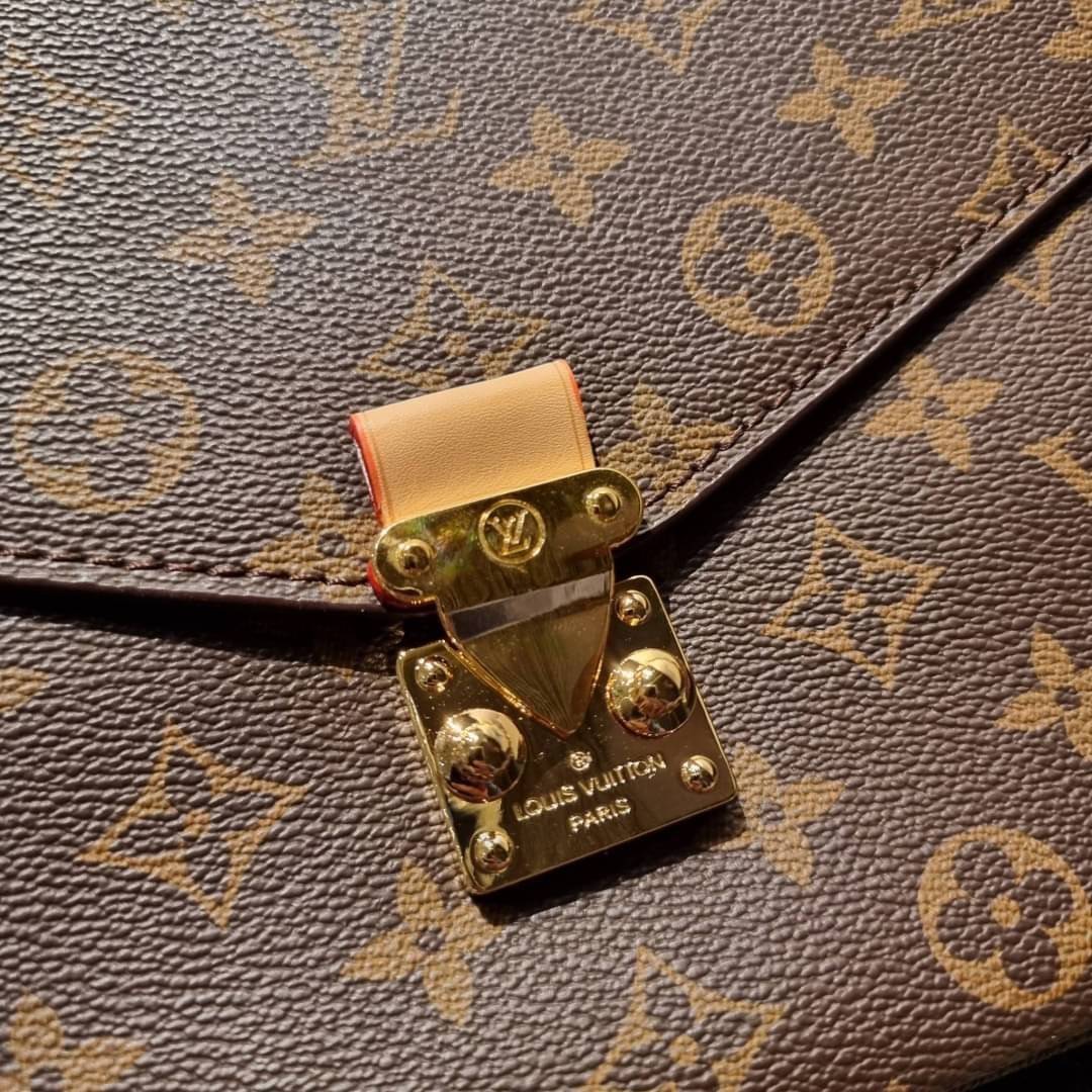 ยกระดับให้ตัวเอง กับไอเท็มสุดเลิศ ที่สาวๆตามหา LV pochette metis กระเป๋าถือ/สะพายทรงสวย คลาสสิค ดีไซน์เรียบง่าย แต่แฝงความหรู วัสดุหนังแคนวาสคุณภาพดี เปิดปิดด้วยตัวบีบล็อค ด้านหลังมีช่องซิปแยก ภายในซับสวยงามมาก ดูแพงที่สุด แบ่งสัดส่วนดูเหมาะ น่าใช้จริงๆ ส